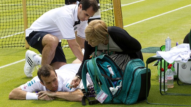PRKY. eskmu tenistovi Radku tpnka bhem oetovn nabz doktorka prek proti bolesti. tpnek nakonec 2. kolo Wimbledonu vzdal.