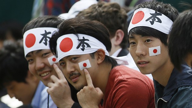 JAPONSKO! Japont fanouci podporuj ve Wimbledonu tenisovou veternku Kimiko Dateovou-Krummovou.