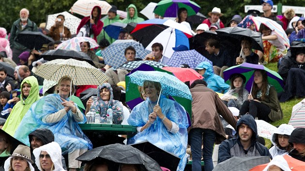 POD DETNKY! Tenisov fanouci se ve Wimbledonu schovvaj ped detm.