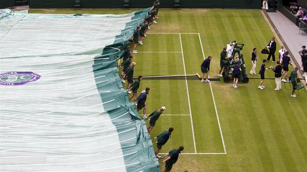 PERUEN. Ve Wimbledonu zaalo pret, take kurt se mus pikrt plachtou a esk tenistka Petra Kvitov odchz do atny.