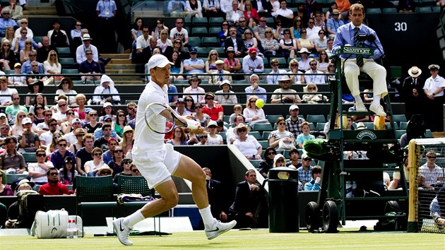 NA STI. esk tenista Tom Berdych pedvd volej ve 3. kole Wimbledonu.