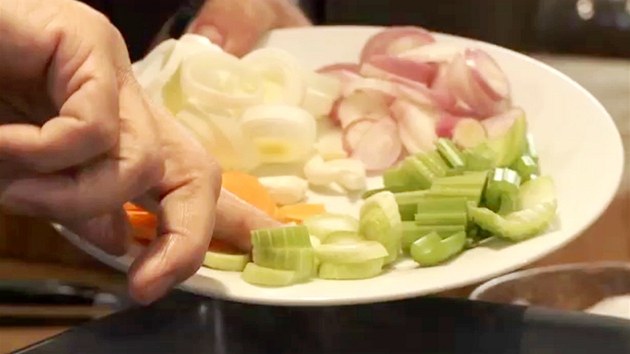 Pidejte zeleninu: kousek fenyklu, prek, mrkev, apkat celer a alotku. A nakonec i esnek. 