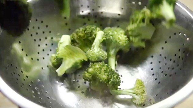 Jako přílohu si připravte brokolici vařenou na páře. Té bude stačit jen několik minut.