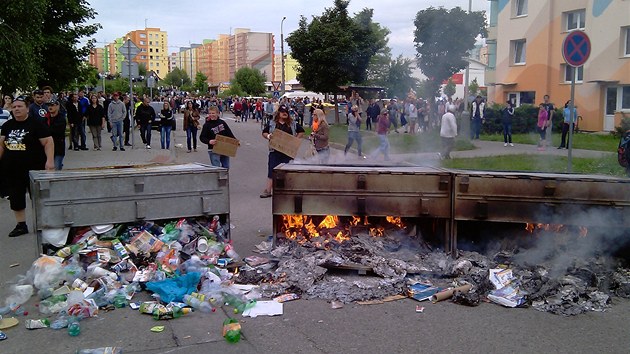 Stet extremist v prvodu s polici na sdliti Mj v eskch Budjovicch (29. ervna 2013).