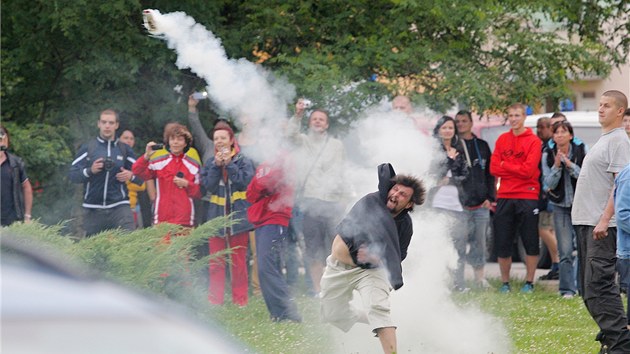 Demonstrant odhazuje dmovnici pi demonstraci v eskch Budjovicch. (29. ervna 2013)