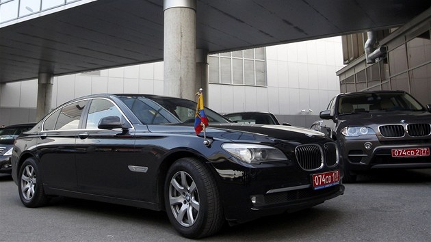 Diplomatick auta ekvdorsk ambasdy ped letitm eremetvo. Snowden podal v Ekvdoru o azyl (23. ervna).