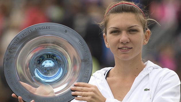 Simona Halepov s trofej pro vtzku turnaje v Hertogenboschi.