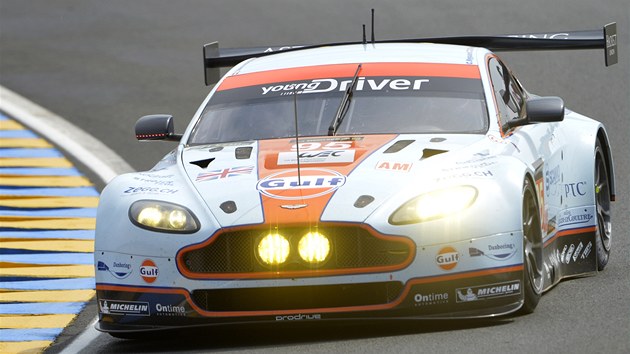 Dnsk jezdec Allan Simonsen (vlevo) s vozem Aston Martin na trati leton Le Mans, kter pro nj skonila tragicky.