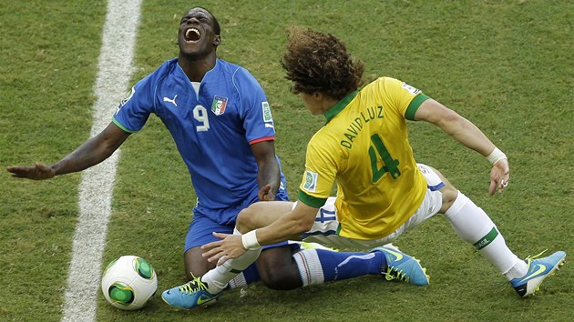 Brazilsk stoper David Luiz (vpravo) fauluje italskho tonka Maria Balotelliho, za co uvid lutou kartu.
