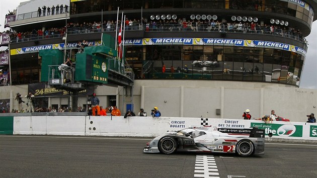 Dnsk pilot Tom Kristensen z vtzn stje Audi po projet poslednho kola tyiadvacetihodinovky v Le Mans.
