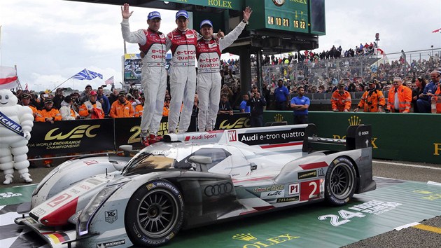 Posdka stje Audi ve sloen (zleva) Tom Kristensen, Loic Duval a Allan McNish po vtzstv ve tyiadvacetihodinovce Le Mans.