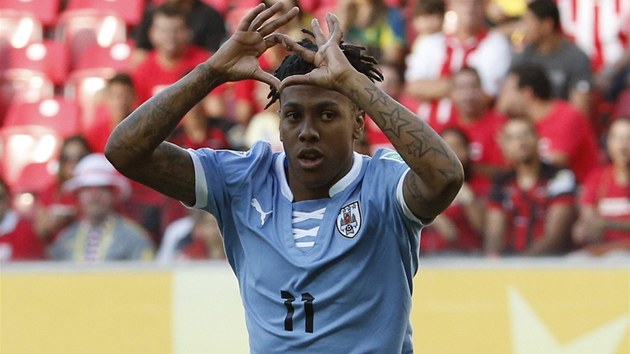 Uruguaysk tonk Abel Hernandez oslavuje svoji trefu v zpase proti Tahiti.