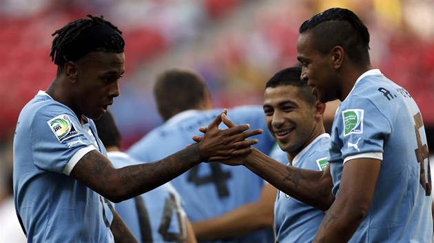 Uruguayt fotbalist oslavuj jeden z gl do st Tahiti.