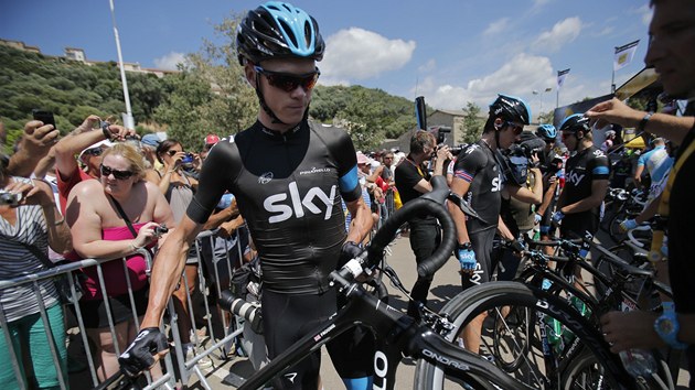 JDE SE NA TO. Chris Froome, jeden z nejvtch favorit leton Tour, ped startem vodn etapy.