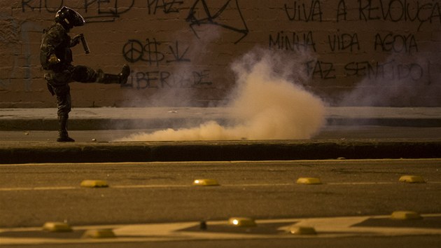 Policie pouila proti demonstrujcm i slzn plyn (20. ervna)