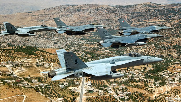 Jordnsk sthaky F-16 vedou formaci, kterou tvo jet  letoun F-16 americk Nrodn gardy a stroje F-18 nmon pchoty, bhem cvien Eager Lion
