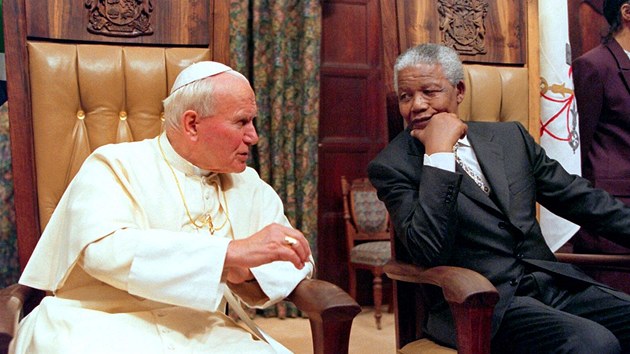 SETKN LEGENDRNCH POSTAV. Pape Jan Pavel II. navtvil bhem sv cesty po africkch sttech i Jihoafrickou republiku, kde se setkal i s Mandelou. (16. z 1995)