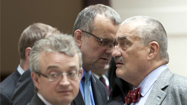 Miroslav Kalousek a Karel Schwarzenberg ped tiskovou konferenc stran vldn koalice k zskn 101 podpis poslanc, kte podporuj, aby vznikla vlda pod vedenm Miroslavy Nmcov. (25. ervna 2013)