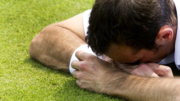 KONEC. Radek tpnek kvli zrann nedohrl utkn proti Jerzymu Janowiczovi a na Wimbledonu kon. (26. ervna 2013)