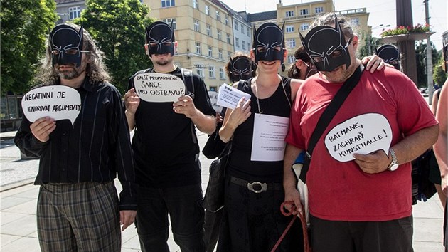 lenové sdruení Kunsthalle v maskách netopýího mue mlky protestovali proti
