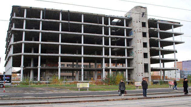 Skelet rozestavn budovy v Ostrav hyzdil ticet let ir centrum Ostravy.