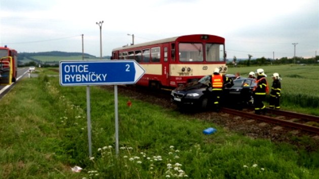 Nehoda se stala na silnin odboce k Oticm a trati mezi Hradcem nad Moravic a Opavou. (22. ervna 2013)