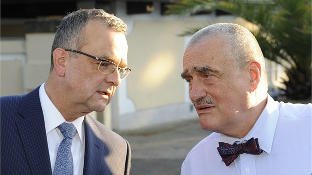 fov TOP 09  Karel Schwarzenberg a Miroslav Kalousek po jednn s prezidentem Miloem Zemanem. 