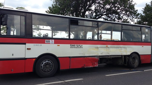 U Kolovrat se srazil autobus a dv dodvky.