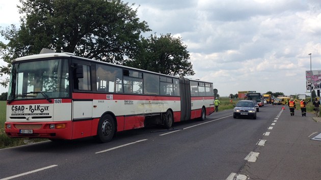 U Kolovrat se srazil autobus a dv dodvky.