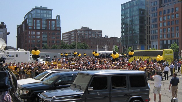 HUMBUK V BOSTONU. Ped odjezdem Bruins na letit pilo hokejisty podpoit ped halu TD Garden na pt stovek fanouk.