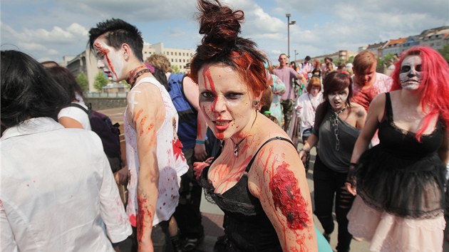 Zombie walk a potyka se zombie lovci, kter se uskutenily v sobotu v Plzni.