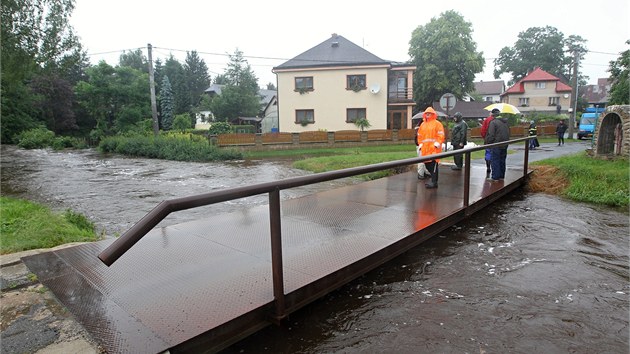 Lid z Herlce na rsku s naptm sleduj situaci na Svratce, jej hladina se kadou hodinu zvyuje.