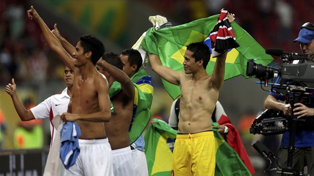 Fotbalist Tahiti si po tetm debaklu na Pohru FIFA lou na stadionu v Recife s brazilskmi fanouky .