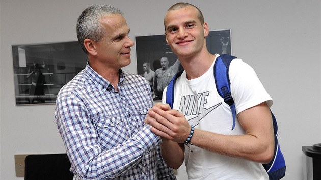 Luk Pauschek (vpravo), nov posila Sparty ze Slovanu Bratislava, se zdrav s trenrem Vtzslavem Lavikou.