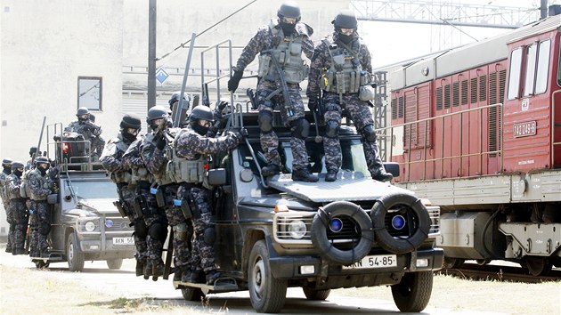Taktick policejn cvien proti teroristm v elezninm depu v esk Tebov.