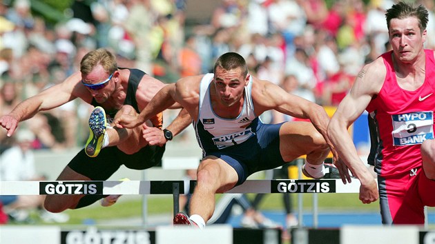 2001 SVTOV REKORD. Roman ebrle, prvn desetiboja svta pes 9000 bod! Vkon sn z Gtzisu m hodnotu 9026. "Mrazen v zdech a hus ke," l pocity v cli. Tom Dvok mu pedtm pomh na ploe. Na svtovm ampiontu v Edmontonu je ale ve jinak: Dvok m potet zlato, naopak jeho kolega je se zrannm tslem dest a rozmrzel. V jejich trninkov skupin nastv neodvratn rozkol. ebrle od Vni odchz ke koui Daliboru Kupkovi. 