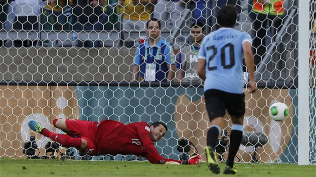 M LET MIMO. Brazilsk brank Julio Cesar proti penalt zashl spn.