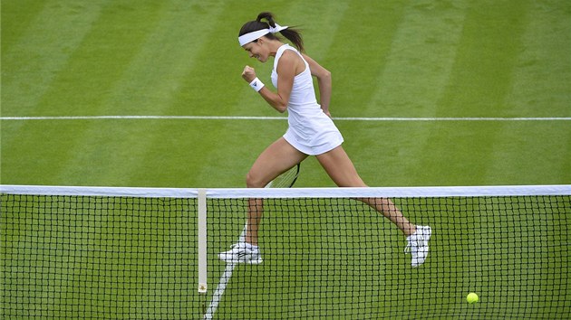 TOHLE VYLO. Ana Ivanoviov v 1. kole Wimbledonu. 