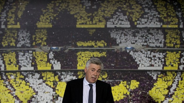 PTEJTE SE... Trenr Carlo Ancelotti odpovd na otzky novin bhem tiskov konference, na kter byl pedstaven jako nov kou Realu Madrid.