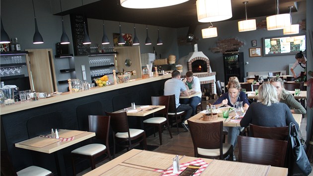 Restaurace s pznanm hokejovm nzvem La Brusla je v italskm stylu, je zde i pec na pizzu, v n se top devem.