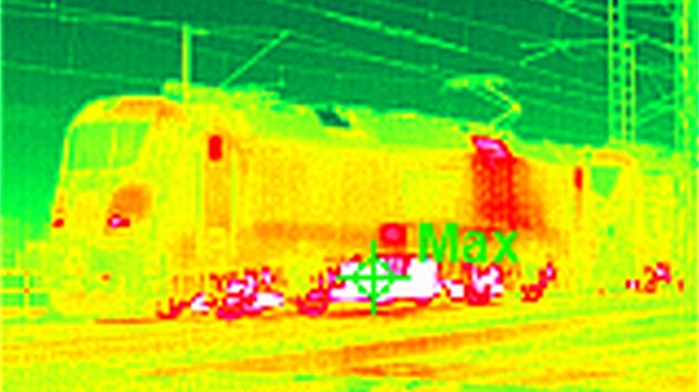 Snmek z termokamery, ukazujc proht jednotlivch st lokomotivy po oteplovac zkouce. Pi zkouce se posuzuje shodnost s vypotenmi parametry chlazen a ventilace

