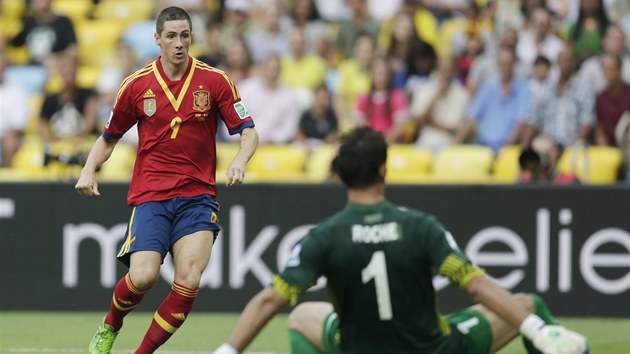 panlsk fotbalista  Fernando Torres pekonv tahitskho glmana Mikaela Rocheho.