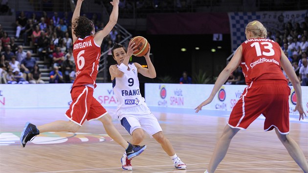 Francouzsk basketbalistka Cline Dumercov brnn ekami Veronikou Bortelovou (vlevo) a Petrou Kulichovou.