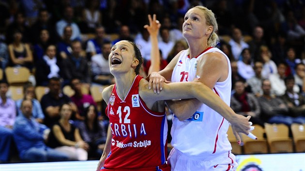 esk basketbalistka Petra Kulichov (vpravo) s Srbka Ines Ajanoviov sleduj, kam polet m.