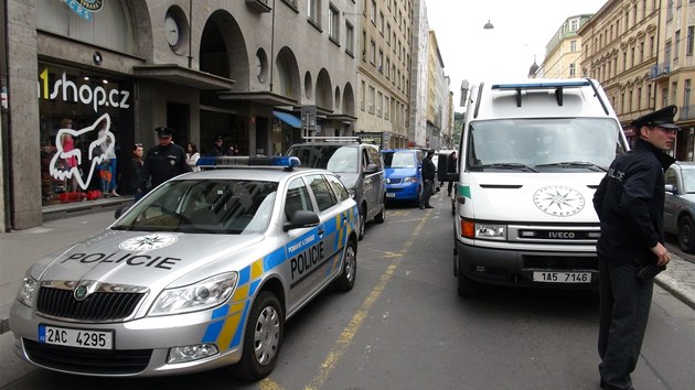 Policie uzavela kvli pepaden cestovn kancele Fisher celou Revolun ulici. 