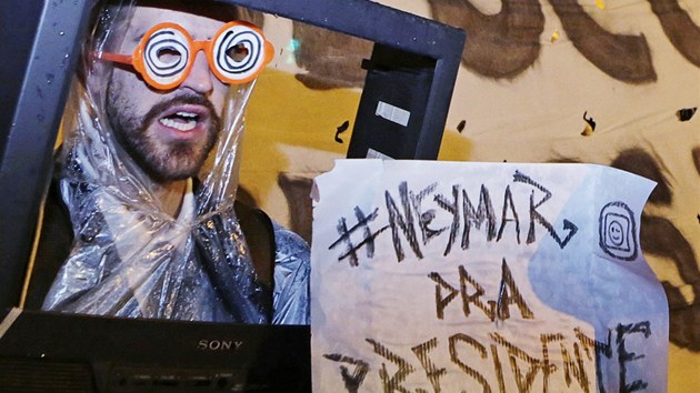 Demonstrant v Porto Alegre navrhuje na prezidenta fotbalovho hre Neymara. 