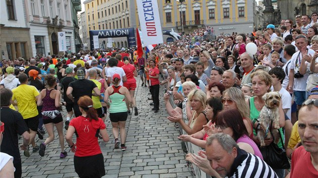 Olomouck plmaraton letos belo na ti a pl tisce lid, dal tisce povzbuzovaly podl trati.