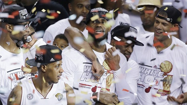 Basketbalisté Miami Heat slaví titul v NBA. Zleva stojí Chris Bosh, Mario