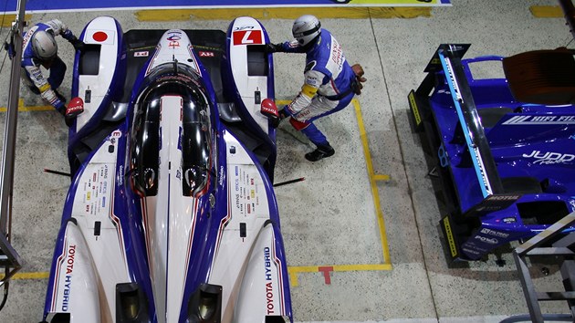 Mechanici stje Toyota pracuj na voze pro zvody Le Mans