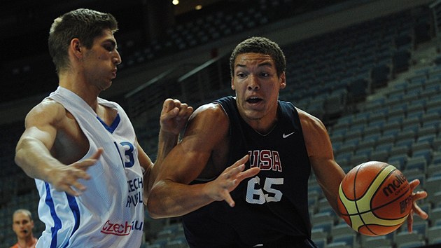 Americk juniorsk reprezentant Aaron Gordon (vpravo) obchz Adama Pechka z eskho tmu.